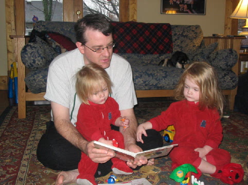2005_12_25 Randy reading to Cate and Jane.jpg